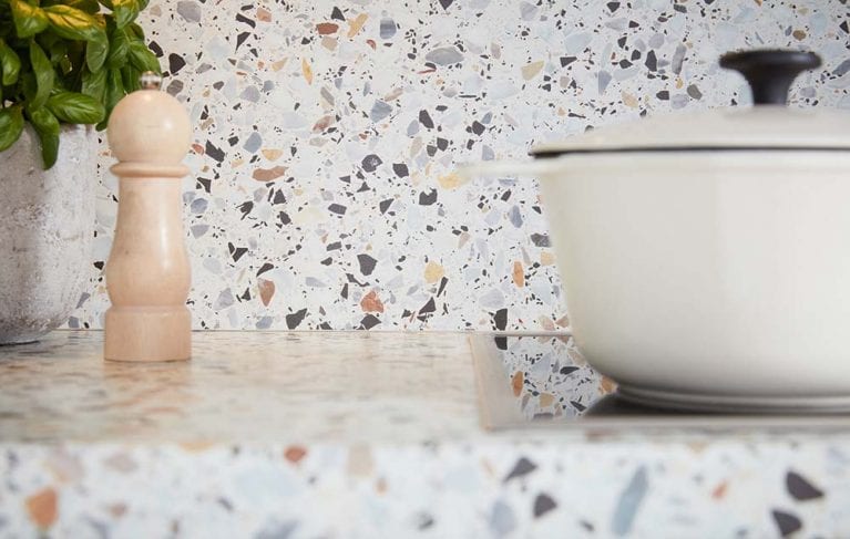 Arbeitsfläche und Nischenverkleidung in Terrazzo Urbano Nachbildung