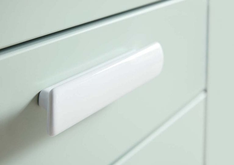 Weisser Griff der mintfarbenen Contur Küche 54.160