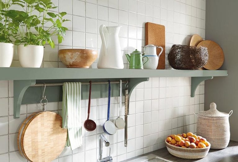 Mintgrüne Landhausküche mit offenem Regalbrett von Contur Küchen