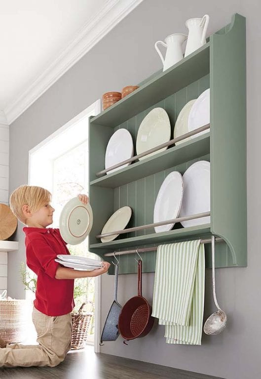 Mintgrüne Landhausküche mit Tellerregal von Contur Küchen