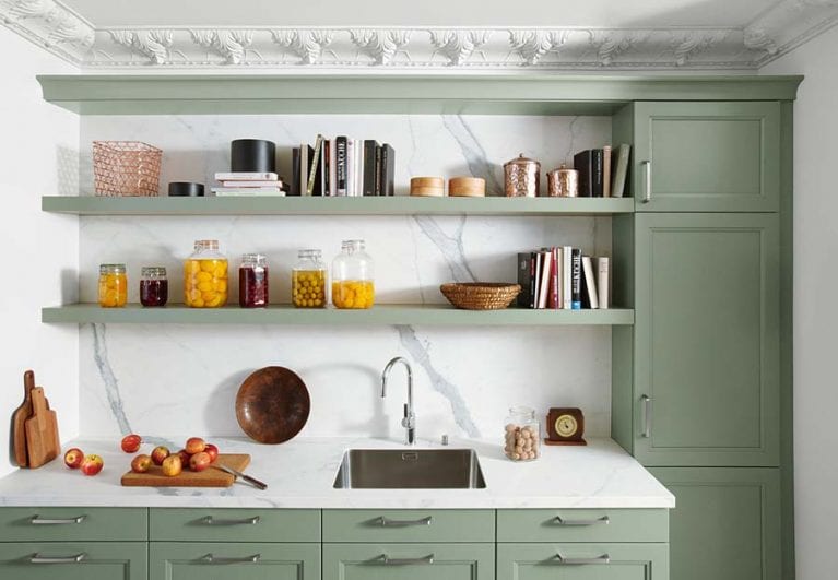 Contur Küche in Mintgrün mit weisser Arbeitsfläche aus Marmor und offenem Hängeregal