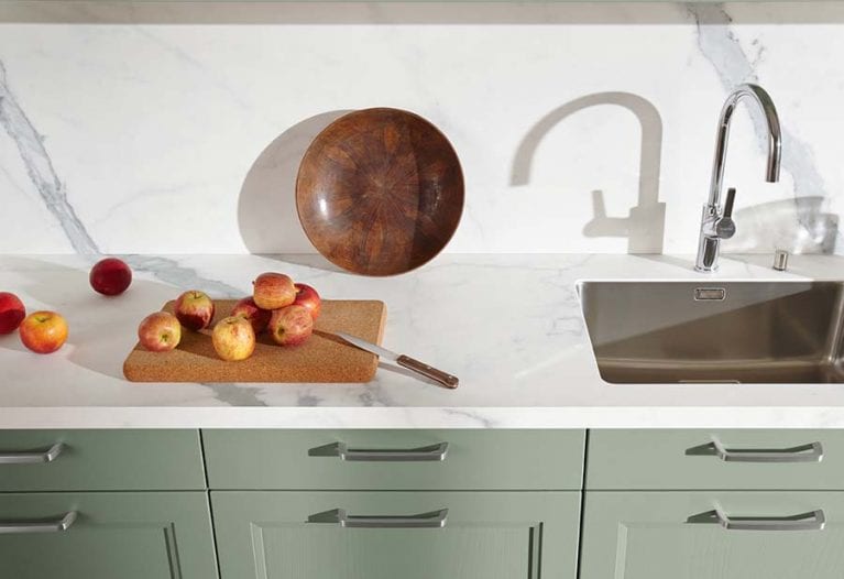 Contur Küche in Mintgrün mit weisser Arbeitsfläche aus Marmor