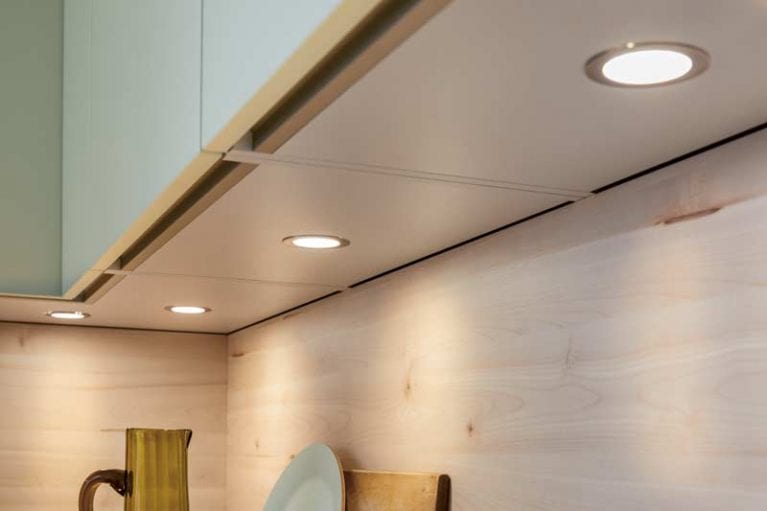 Contur Küche mit Pastellgrünen-Satin-Fronten und Holzoptik als Nischenverkleidung