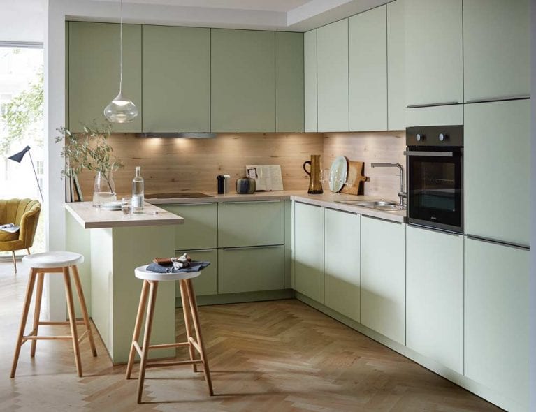 Mintfarbene Contur Küche 55.100 in U-Form mit Küchentheke und schönem Asteiche Holz als Nischenverkleidung und Arbeitsfläche