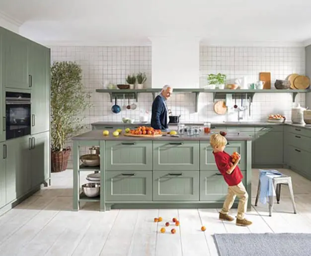 Landhausküche in mintgrün mit Opa und Enkelkind