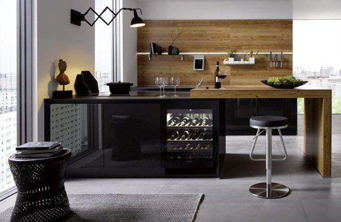 Offene Inselküche in Lavaschwarz Hochglanz Contur®51.160/51.200