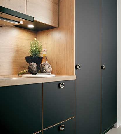 UV-Lack Küchenfront in mattem Onyxschwarz kombiniert mit Holzfronten als Kontrast