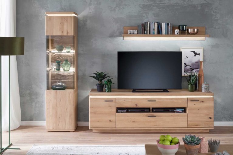 Wohnwand Barcelona von MCA mit Balkeneiche Bianco Front steht im Wohnzimmer