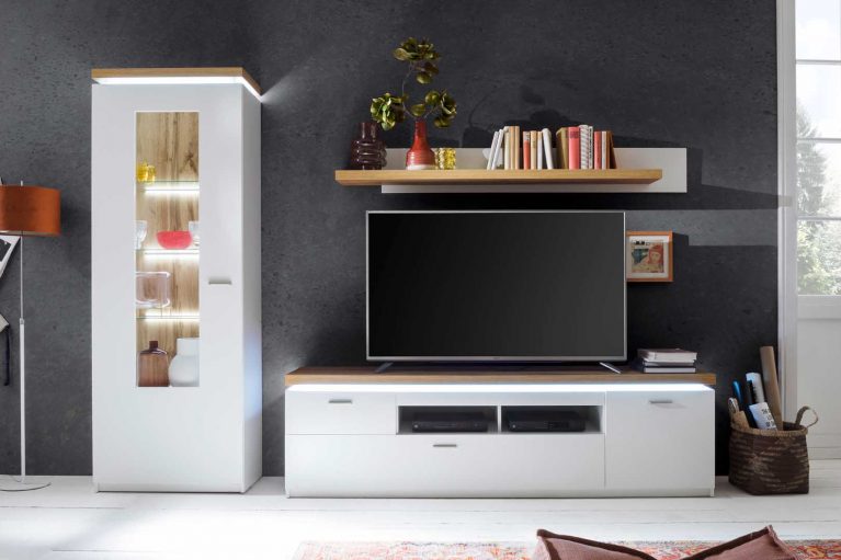 Wohnwand Cali von MCA in weiss mit Wotan Eiche Holz steht im Wohnzimmer