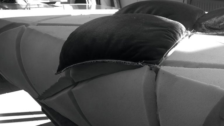 BRETZ Sofa mit teilweise angebrachtem Bezug auf der zugeschnittenen Polsterung