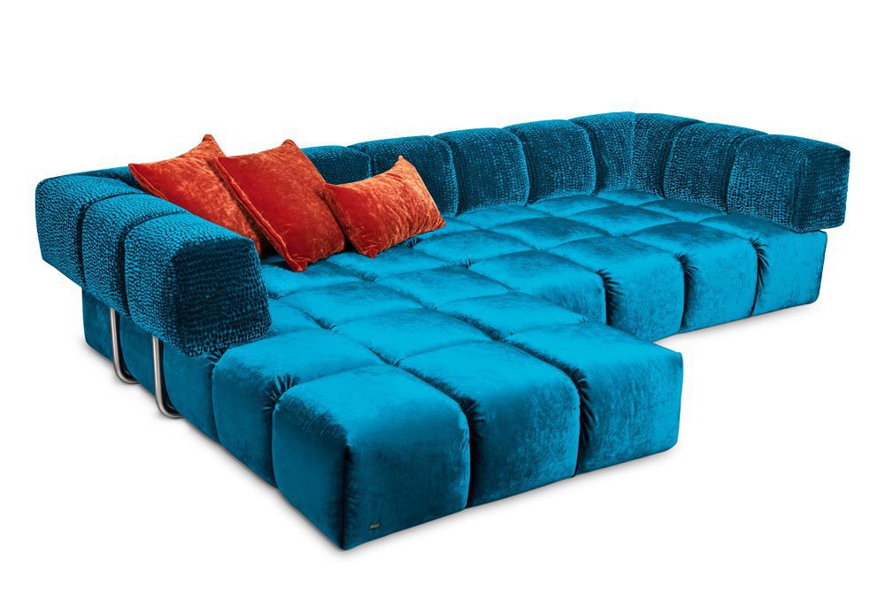Bretz Sofa Edgy in Blau mit roten Kissen