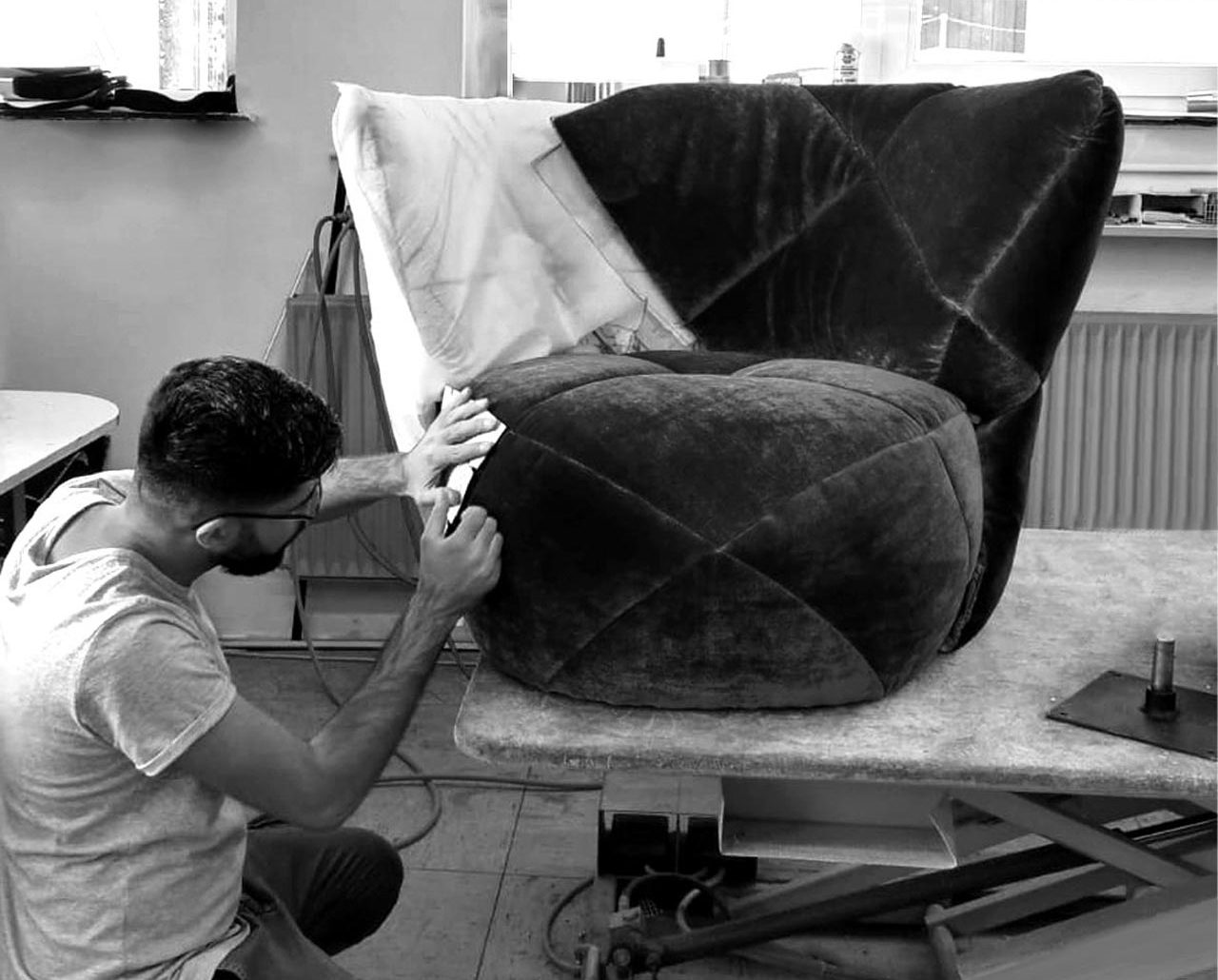 Bretz Manufaktur in Gensingen - Mann arbeitet an einem Sessel