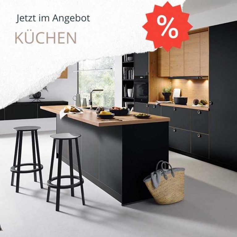 Schwarze Küche mit Prozentzeichen und Satz 