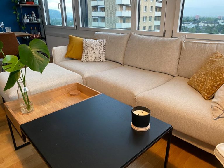 Modulares Sofa Linn in Hellgrau in einer Kundenwohnung