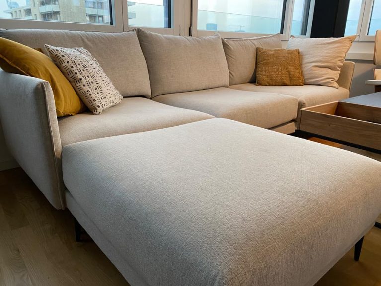 Modulares Sofa Linn in Hellgrau in einer Kundenwohnung