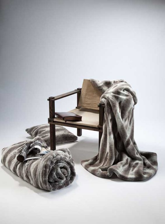 Flauschige Kunstfelldecke von Deckenkunst, die echtem Tierfell gleicht.