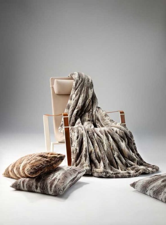 Flauschige Kunstfelldecke von Deckenkunst, die echtem Tierfell gleicht.