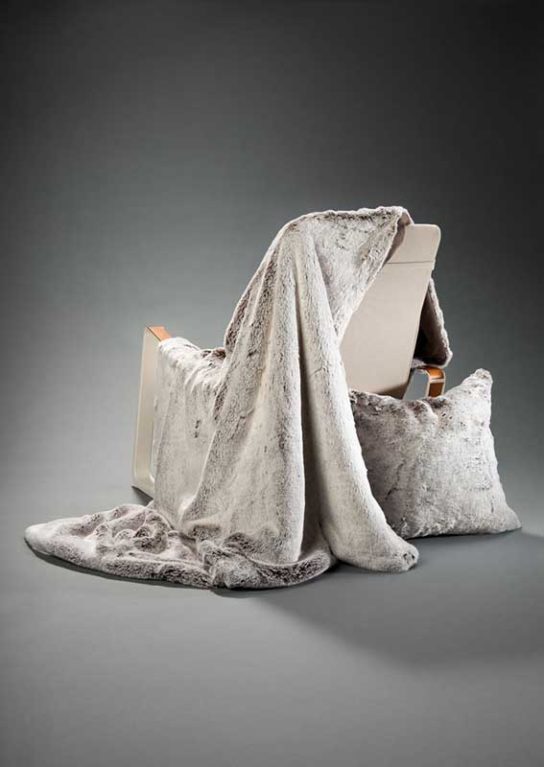 Flauschige Kunstfelldecke von Deckenkunst, die echtem Tierfell gleicht.