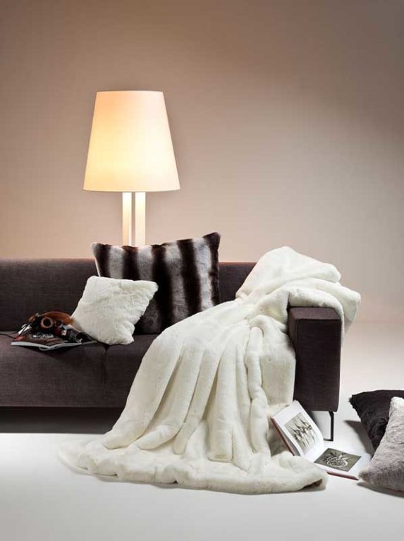 Flauschige Kunstfelldecke von Deckenkunst, die echtem Tierfell gleicht.