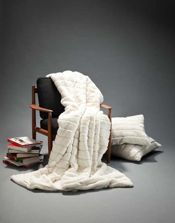 Flauschige Kunstfelldecke von Deckenkunst, die echtem Tierfell gleicht.