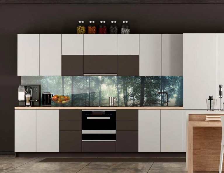 Weiss / braune Küchenzeile mit einer Foto Glas Rückwand auf der ein Wald zu sehen ist.
