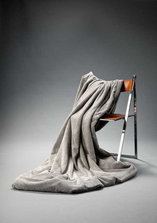 Flauschige Kunstfelldecke von Deckenkunst, die echtem Tierfell gleicht.