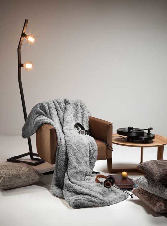 Flauschige Kunstfelldecke von Deckenkunst, die echtem Tierfell gleicht.