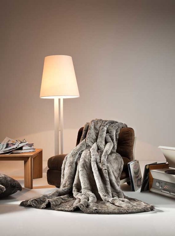 Flauschige Kunstfelldecke von Deckenkunst, die echtem Tierfell gleicht.