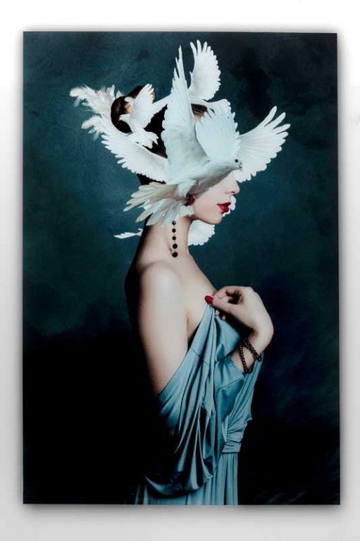 Kare Wandbild von einer Frau mit weissen Tauben um dem Kopf herum