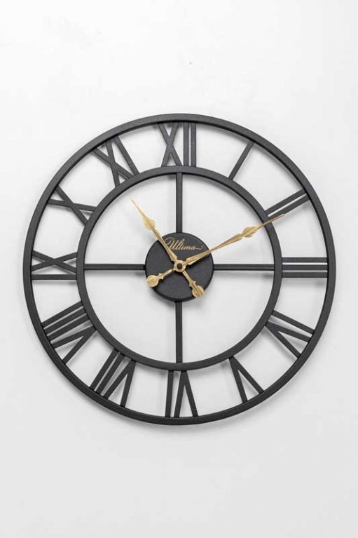 SChwarze Wanduhr mit goldenen Zeigern