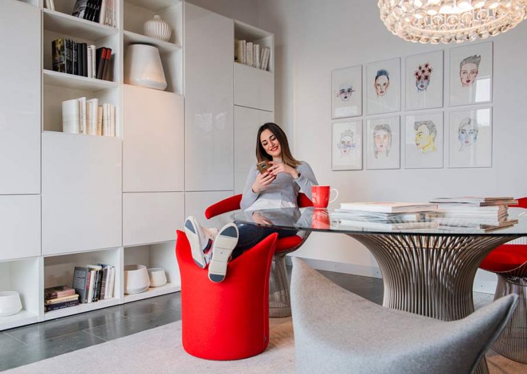 Werther Zipfel in rot, der als Fussableger von einer Frau genutzt wird