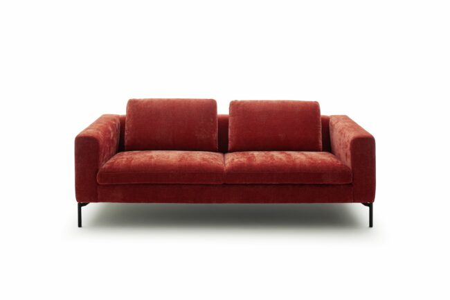 Sofa Lenni Style - 3-Sitzer, Stoff, Rubinrot, luftige Kissen –