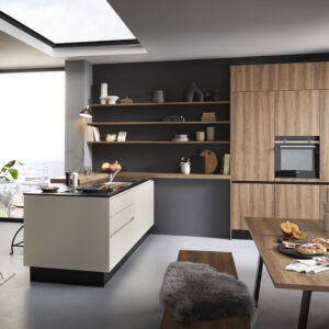 Moderne Contur-Küche 53.210 / 50.100 in Viktoria Nussbaum Nachbildung und Muschelweiß –