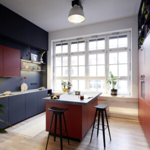 Farbenfroh und Elegant ist die Contur-Küche 54.160 in Tiefblau und Herbstrot Samtmatt –