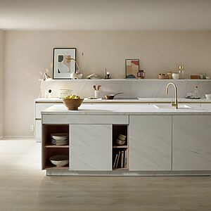 Moderne Inselküche Contur® Küche-53.170 in heller Marmoroptik –