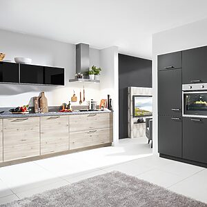 Seperater Technikblock in Lavaschwarz matt mit moderner Küchenzeile KA 51.190/51.110 in Spitzahorn Nachbildung –