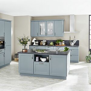 Mutiger, hellblauer Landhausflair in der Küche KA 46.180 in Echtlack Opal softmatt –